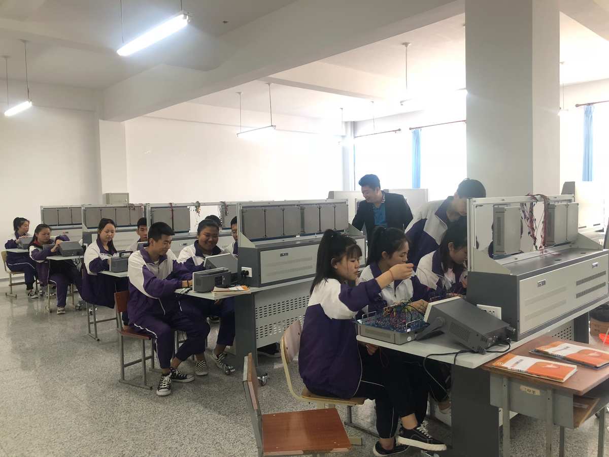 河南省理工類學(xué)校排名_河南省理工學(xué)校_河南省理工專業(yè)學(xué)校