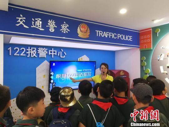 圖為老師向學生們講述交通事故報警方式 劉鵬 攝