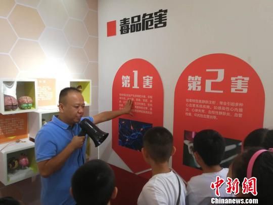 圖為老師向學生們講述毒品危害知識 劉鵬 攝