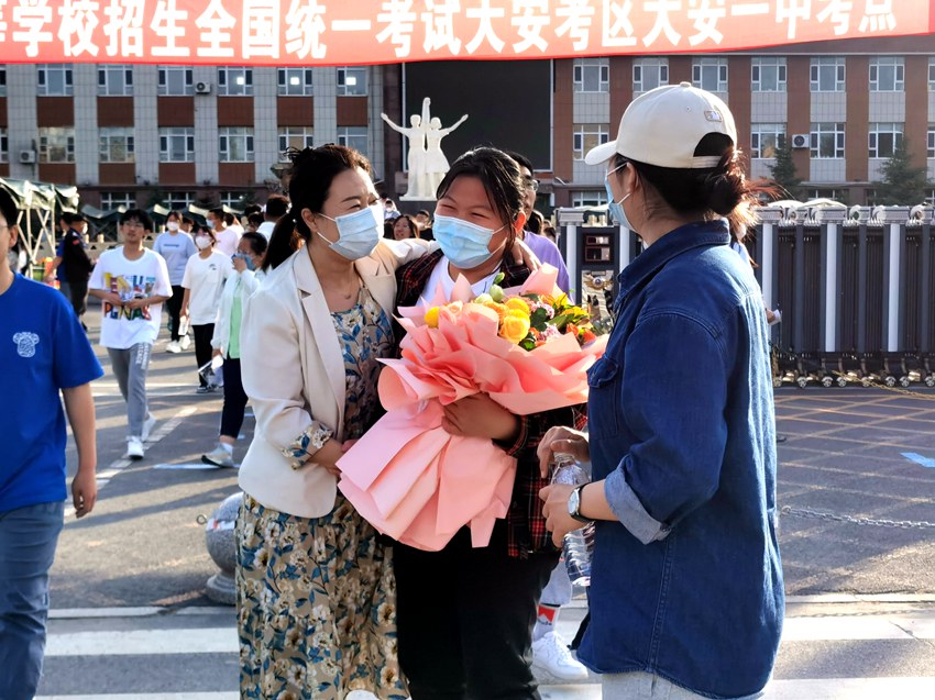 家長送上鮮花祝賀孩子高考結束。（白城市委宣傳部供圖）