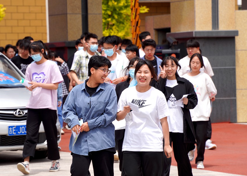 考生面帶笑容走出考場。（輝南縣委宣傳部供圖）