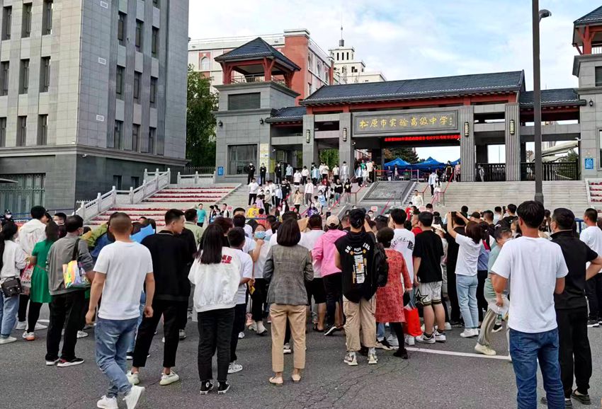 家長在考場外等待考生。（松原市委宣傳部供圖）