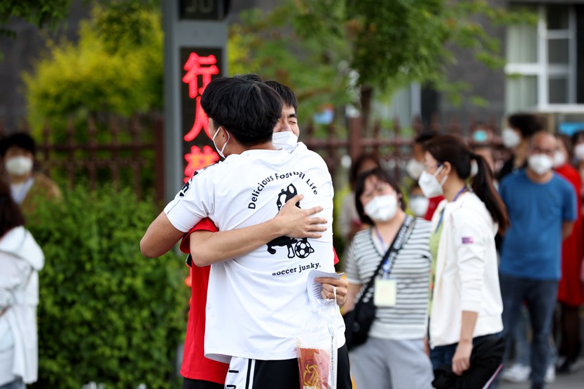 高考結束考生如釋重負。（集安市融媒體中心供圖）